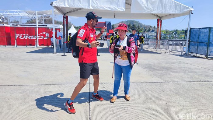 Pawang Hujan Rara Istiati Wulandari hadir di MotoGP Mandalika 2023