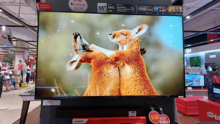 Pelanggan borong TV di Transmart Full Day Sale