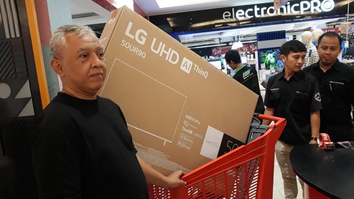 Pelanggan membeli TV di Transmart Full Day Sale gerai Cempaka Putih