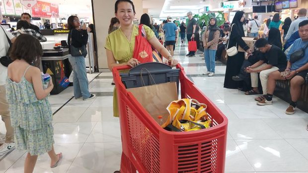 Pelanggan Transmart happy dapat diskon besar di Transmart Full Day Sale