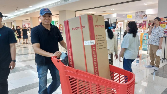 Pelanggan Transmart happy dapat diskon besar di Transmart Full Day Sale