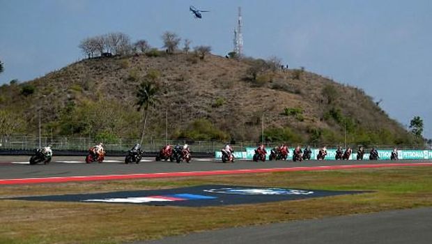 Pembalap Motogp berpacu dengan kecepatannya di MotoGP Grand Prix Indonesia di Sirkuit Internasional Mandalika di Kuta Mandalika, Lombok Tengah. (Photo by SONNY TUMBELAKA / AFP)
