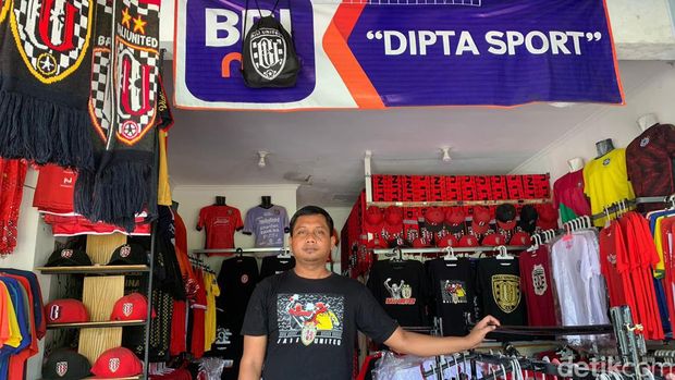 Pemilik Dipta Sport, Ali Masúd, di sekitar Stadion Kapten I Wayan Dipta Gianyar, Jumat (13/10/2023). (Siti Muámalah)
