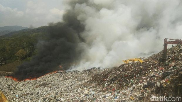Penampakan kebakaran yang melanda TPA Bakung