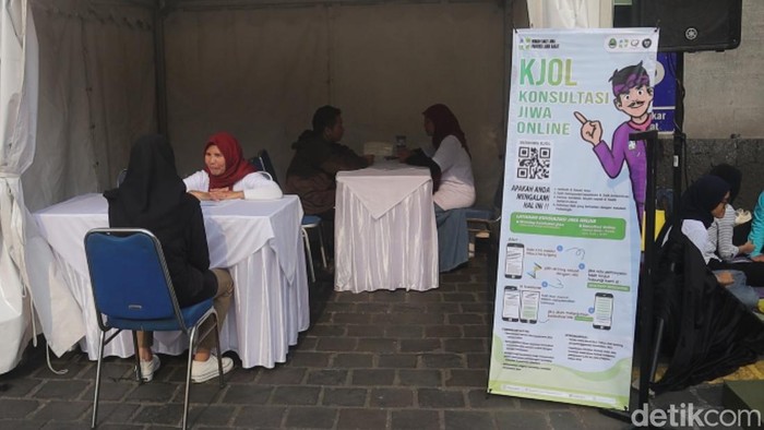 Pengunjung CFD Dago antusias mengikuti pemeriksaan kesehatan dan konsultasi kesehatan jiwa yang digelar Kesra Provinsi Jawa Barat