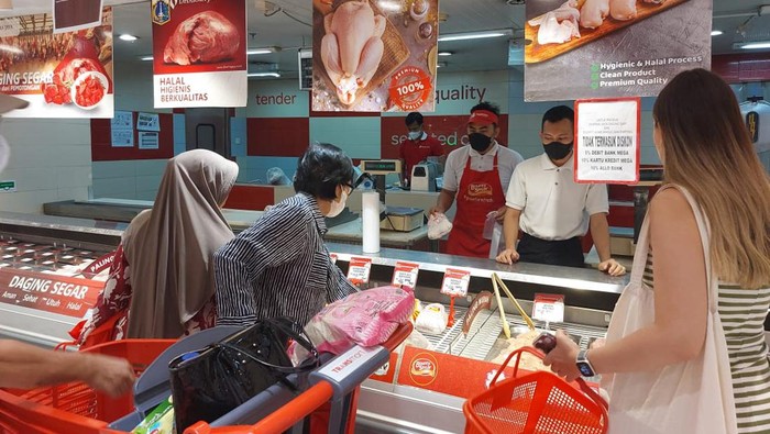 Pengunjung meramaikan gerai Transmart Kota Kasablanka