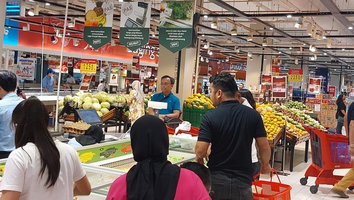 Pengunjung meramaikan gerai Transmart Kota Kasablanka