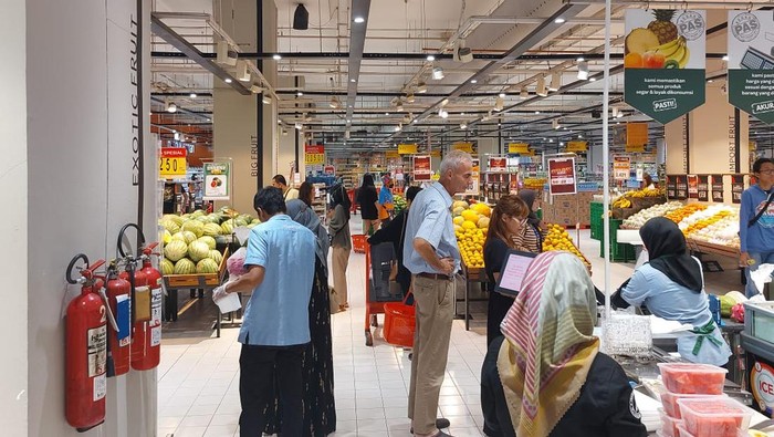 Pengunjung meramaikan gerai Transmart Kota Kasablanka