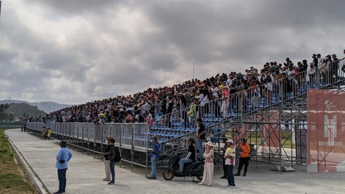 Penonton di tribun Grand Stand Premium J, Sirkuit Mandalika, Lombok Tengah, Nusa Tenggara Barat, Minggu (15/10/2023).