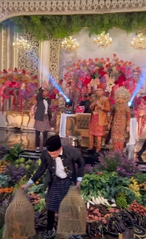 Pesta pernikahan layaknya pasar tradisional. Souvenirnya berupa sayuran dan buah-buahan.