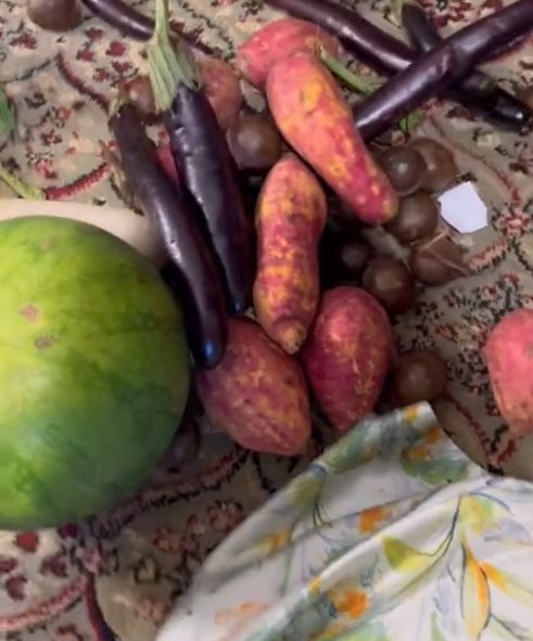 Pesta pernikahan layaknya pasar tradisional. Souvenirnya berupa sayuran dan buah-buahan.