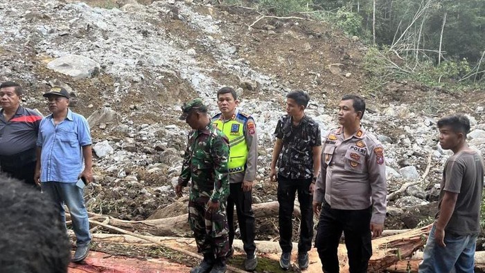 Pihak kepolisian bersama TNI dan BPBD saat mencari keberadaan kedua korban. (Foto: Dok. Polres Simalungun).