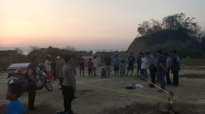 Polisi melakukan olah TKP di lokasi penemuan mayat bayi di Wajo, Sulsel.