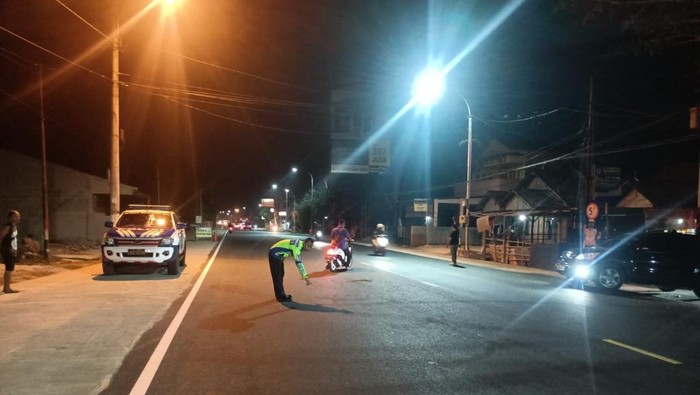 Polisi menunjukkan TKP kecelakaan di simpang tiga Kesatrian, Dusun Gunung Gempal, Kalurahan Giripeni, Kapanewon Wates, Sabtu (14/10).