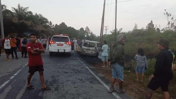Sebuah minibus yang membawa tiga orang penumpang menabrak tiang listrik di Kabupaten Poso, Sulawesi Tengah (Sulteng).