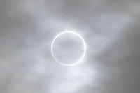 Gerhana Matahari Cincin Api 2023 telah berakhir. Fenomena ini terjadi di berbagai negara bagian di Amerika Serikat. Berikut potret gerhana dan orang-orang yang menikmatinya.