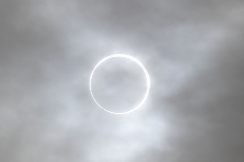 Gerhana Matahari Cincin Api 2023 telah berakhir. Fenomena ini terjadi di berbagai negara bagian di Amerika Serikat. Berikut potret gerhana dan orang-orang yang menikmatinya.