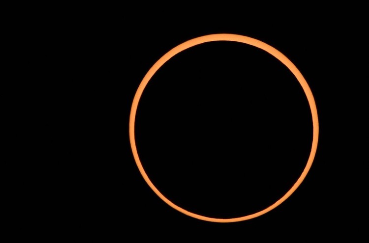 Gerhana Matahari Cincin Api 2023 telah berakhir. Fenomena ini terjadi di berbagai negara bagian di Amerika Serikat. Berikut potret gerhana dan orang-orang yang menikmatinya.