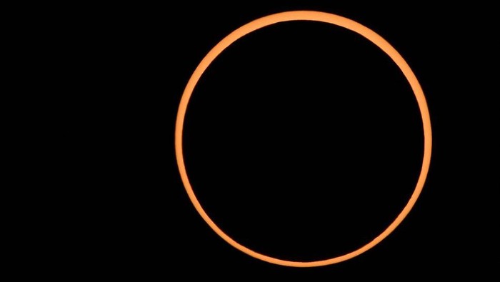Gerhana Matahari Cincin Api 2023 telah berakhir. Fenomena ini terjadi di berbagai negara bagian di Amerika Serikat. Berikut potret gerhana dan orang-orang yang menikmatinya.