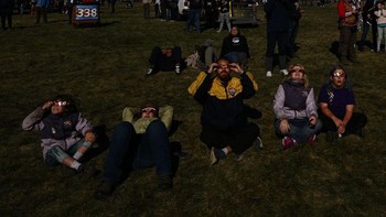 Fenomena langka ini tentu menarik perhatian banyak orang. Jadi tidak sedikit dari mereka menyaksikannya dengan diiringi beragam cara. Salah satunya seperti di Albuquerque International Balloon Fiesta ke-51 di Albuquerque, Amerika. Foto: (Patrick T. Fallon/AFP/Getty Images).