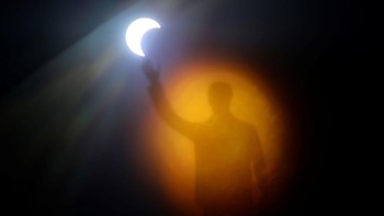 Bahkan dari kacamata kreatif seorang fotografer di Brasil, fenomena ini menghasilkan perpaduan dua objek yang sangat indah.