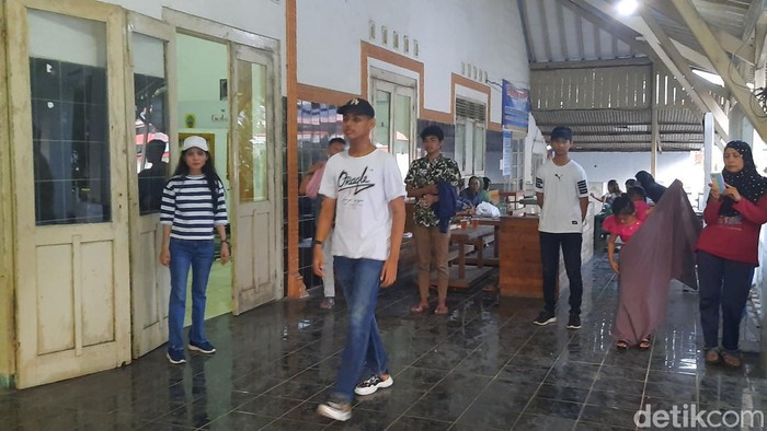 Pujisih Rekno Anjangsari (43) atau dikenal Kak Rey warga Trangkil, Kabupaten Pati mendedikasikan melatih modeling dan public speaking kepada anak-anak tunarungu, Sabtu (14/10/2023).