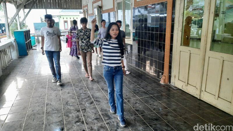 Pujisih Rekno Anjangsari (43) atau dikenal Kak Rey warga Trangkil, Kabupaten Pati mendedikasikan melatih modeling dan public speaking kepada anak-anak tunarungu, Sabtu (14/10/2023).