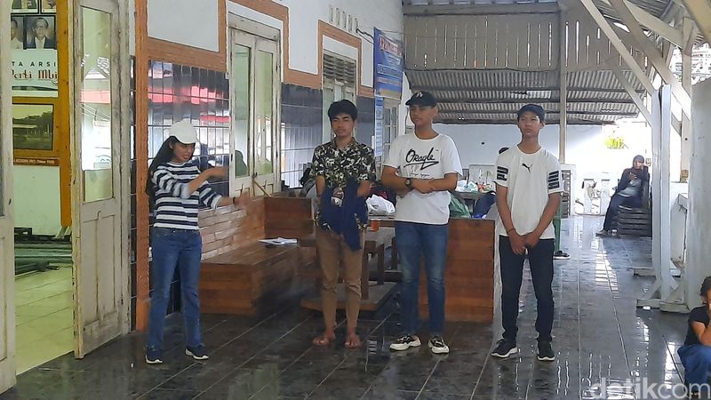 Pujisih Rekno Anjangsari (43) atau dikenal Kak Rey warga Trangkil, Kabupaten Pati mendedikasikan melatih modeling dan public speaking kepada anak-anak tunarungu, Sabtu (14/10/2023).