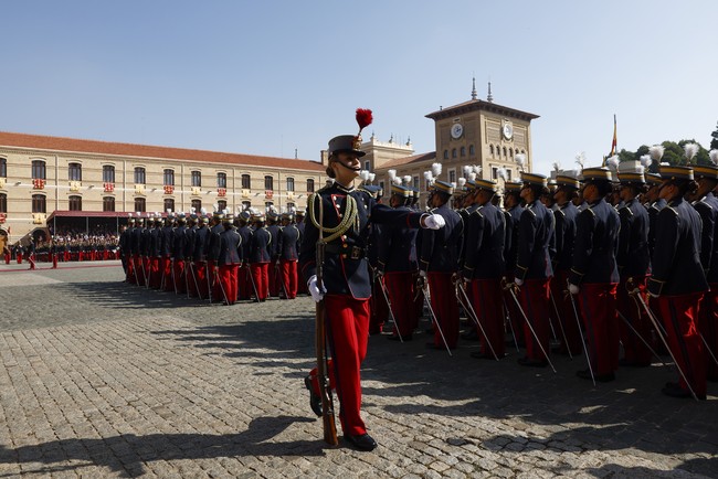 Kali ini, Putri Leonor memakai seragam bernuansa merah-biru. Tidak ketinggalan segala atributnya. (Foto: Vincent West/Pool Photo via AP)