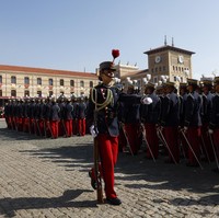 Kali ini, Putri Leonor memakai seragam bernuansa merah-biru. Tidak ketinggalan segala atributnya. (Foto: Vincent West/Pool Photo via AP)
