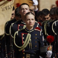 Ia memulai pelatihan militer di angkatan udara, angkatan laut dan angkatan darat. Leonor harus bekerja keras tidak hanya di dalam kelas hingga mengikuti latihan fisik. Foto: Vincent West/Pool Photo via AP