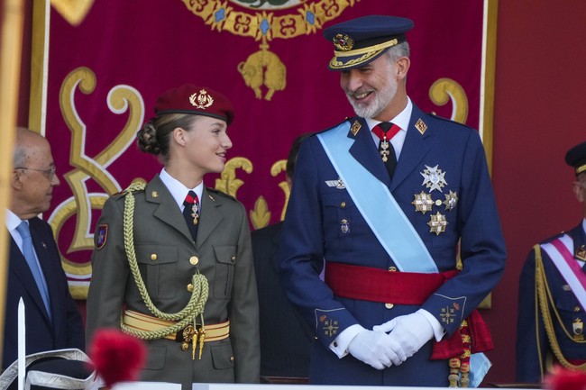 Di sela acara, Raja Felipe VI sempat berinteraksi dengan putrinya. Tampak Raja seakan memberikan tatapan bangga kepada Putri Leonor.  (Foto: AP Photo/Manu Fernandez)