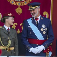 Di sela acara, Raja Felipe VI sempat berinteraksi dengan putrinya. Tampak Raja seakan memberikan tatapan bangga kepada Putri Leonor.  (Foto: AP Photo/Manu Fernandez)