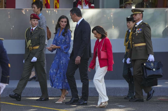 Ratu Letizia juga hadir. Namun, Sofia, putri bungsu Raja dan Ratu, terpaksa absen karena masih menuntaskan studi di Wales, Inggris. (Foto: AP Photo/Manu Fernandez)