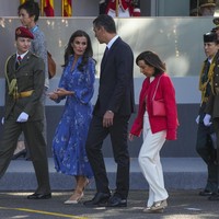 Ratu Letizia juga hadir. Namun, Sofia, putri bungsu Raja dan Ratu, terpaksa absen karena masih menuntaskan studi di Wales, Inggris. (Foto: AP Photo/Manu Fernandez)