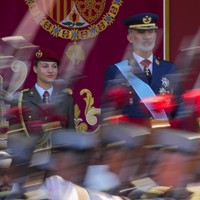 Leonor yang merupakan putri pertama Raja Felipe VI dan Ratu Letizia sedang menjalani masa studi di akademi militer untuk mempersiapkan dirinya sebagai pewaris takhta Kerajaan Spanyol. Itu mengapa ia berseragam militer di beberapa hajatan nasional. (Foto: AP Photo/Manu Fernandez)
