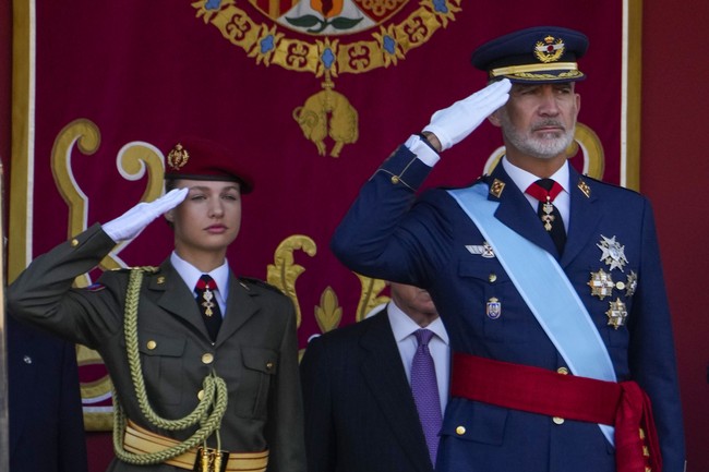 Keluarga Kerajaan Spanyol menghadiri perayaan Hari Nasional Spanyol di Madrid, Spanyol, baru-baru ini. Raja Felipe VI memimpin seremoni tersebut, didampingi putrinya. Duo ayah-anak ini kompak berbusana seragam militer.  (Foto: AP Photo/Manu Fernandez)