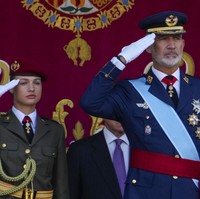 Keluarga Kerajaan Spanyol menghadiri perayaan Hari Nasional Spanyol di Madrid, Spanyol, baru-baru ini. Raja Felipe VI memimpin seremoni tersebut, didampingi putrinya. Duo ayah-anak ini kompak berbusana seragam militer.  (Foto: AP Photo/Manu Fernandez)