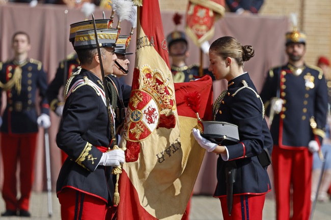 Di seremoni tersebut, Putri Leonor melakukan protokol mencium bendera Spanyol. (Foto: Vincent West/Pool Photo via AP)