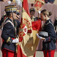 Di seremoni tersebut, Putri Leonor melakukan protokol mencium bendera Spanyol. (Foto: Vincent West/Pool Photo via AP)