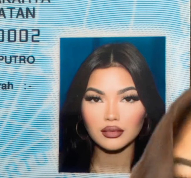 Sempat viral, foto KTP selebgram Queen Nara juga tak kalah mencuri atensi. Tampil dengan wajah full makeup, Queen Nara sampai disebut terlihat seperti artis luar negeri. Foto: TikTok/@redhead9696