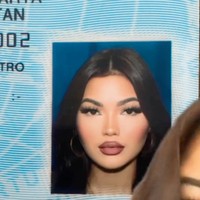 Sempat viral, foto KTP selebgram Queen Nara juga tak kalah mencuri atensi. Tampil dengan wajah full makeup, Queen Nara sampai disebut terlihat seperti artis luar negeri. Foto: TikTok/@redhead9696