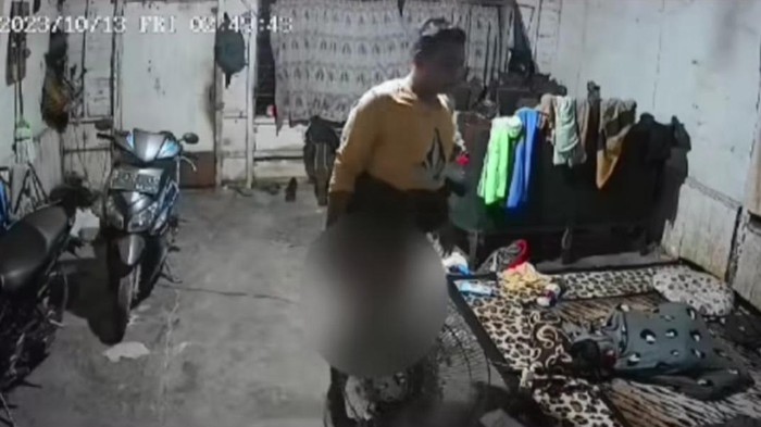 Rekaman CCTV pencuria beraksi hanya mengenakan celana dalam.