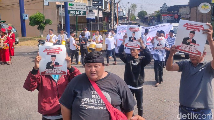 Relawan bGanjar Pranowo menggelar parade musik patrol di sekitar lokasi acara Mlaku Bareng AMIN.