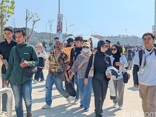 Ribuan penonton saat tiba di Sirkuit Mandalika pada Minggu (15/10/2023). (Helmy Akbar / detikBali)