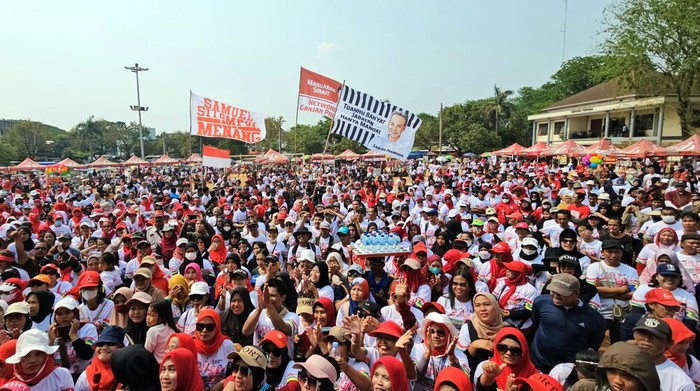 Ribuan Relawan Ganjar Menyemut di Lapangan Multiguna Bekasi Ribuan Relawan Ganjar Menyemut di Lapangan Multiguna Bekasi