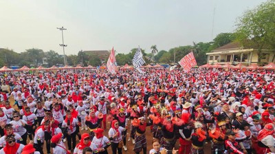 Ribuan Relawan Ganjar Menyemut di Lapangan Multiguna Bekasi