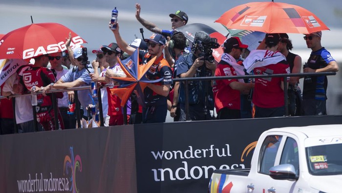 Sejumlah pembalap MotoGP menyapa penonton saat mengikuti Rider Fan Parade jelang balapan MotoGP di Pertamina Mandalika International Street Circuit, Lombok Tengah, NTB, Minggu (15/10/2023). ANTARA FOTO/Wahyu  Putro A/YU