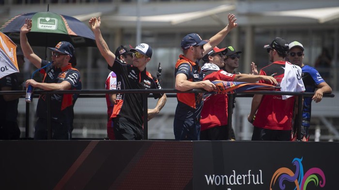 Sejumlah pembalap MotoGP menyapa penonton saat mengikuti Rider Fan Parade jelang balapan MotoGP di Pertamina Mandalika International Street Circuit, Lombok Tengah, NTB, Minggu (15/10/2023). ANTARA FOTO/Wahyu  Putro A/YU