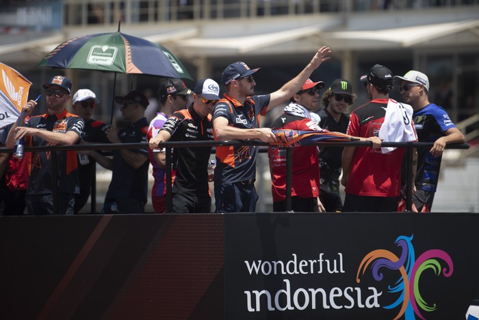 Sejumlah pembalap MotoGP menyapa penonton saat mengikuti Rider Fan Parade jelang balapan MotoGP di Pertamina Mandalika International Street Circuit, Lombok Tengah, NTB, Minggu (15/10/2023). ANTARA FOTO/Wahyu  Putro A/YU
